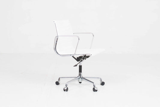 Vintage Bürostuhl "EA 117" von Eames für Vitra, weisses Leder