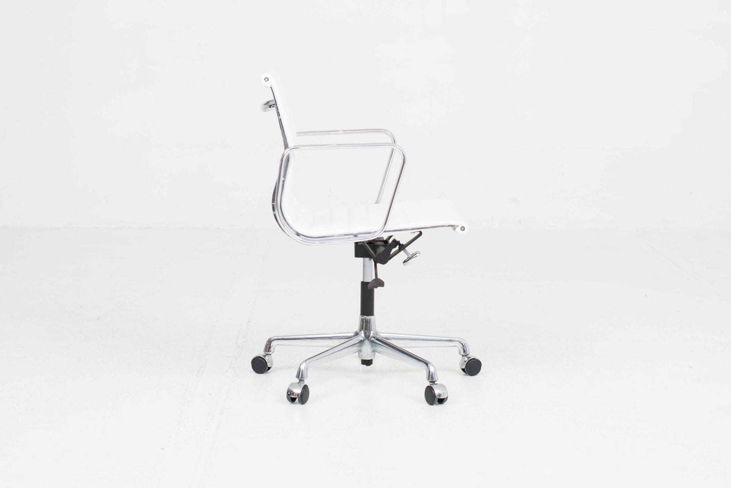 Vintage Bürostuhl "EA 117" von Eames für Vitra, weisses Leder