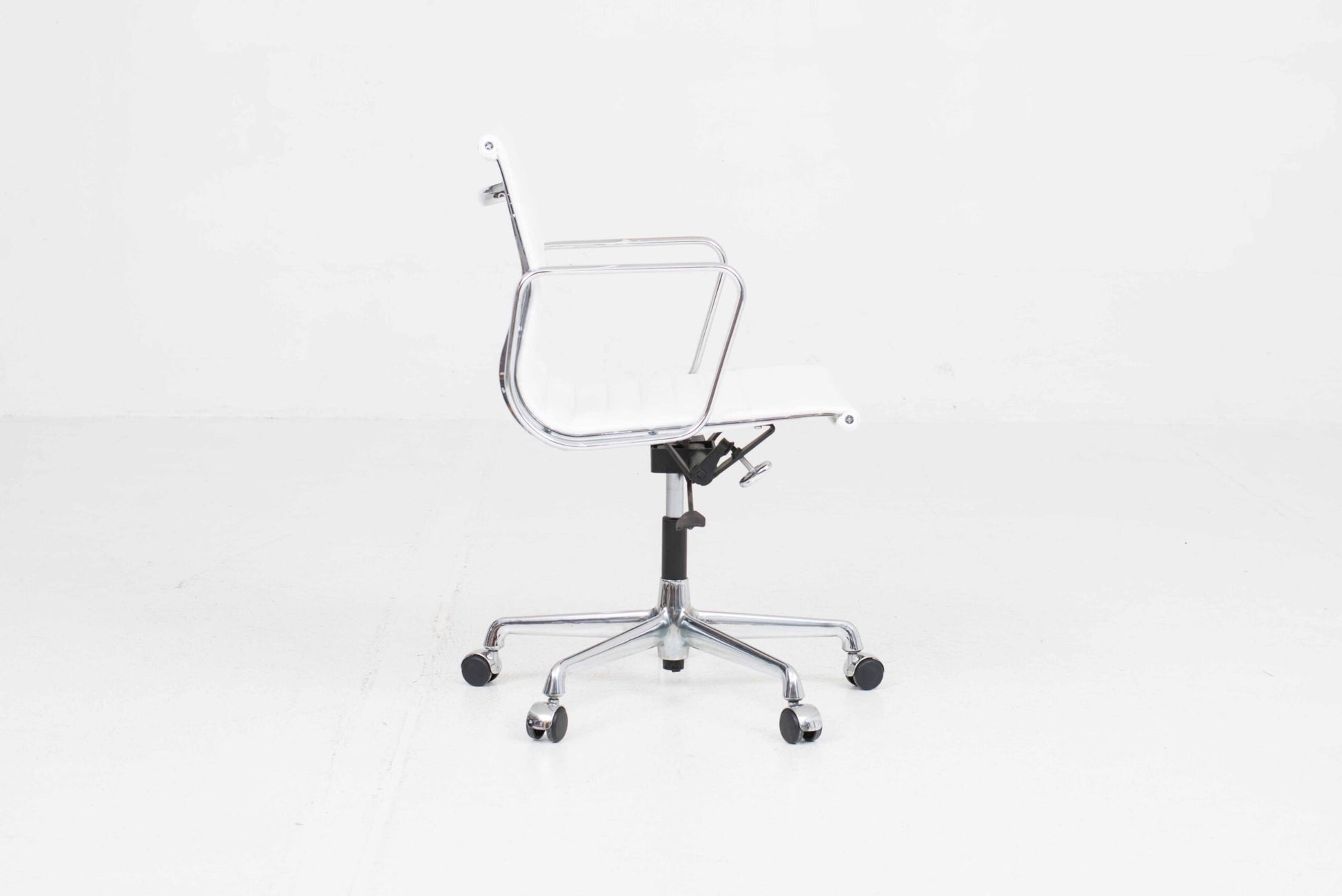 Vintage Bürostuhl "EA 117" von Eames für Vitra, weisses Leder