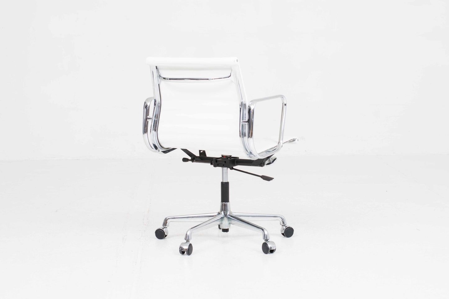 Vintage Bürostuhl "EA 117" von Eames für Vitra, weisses Leder