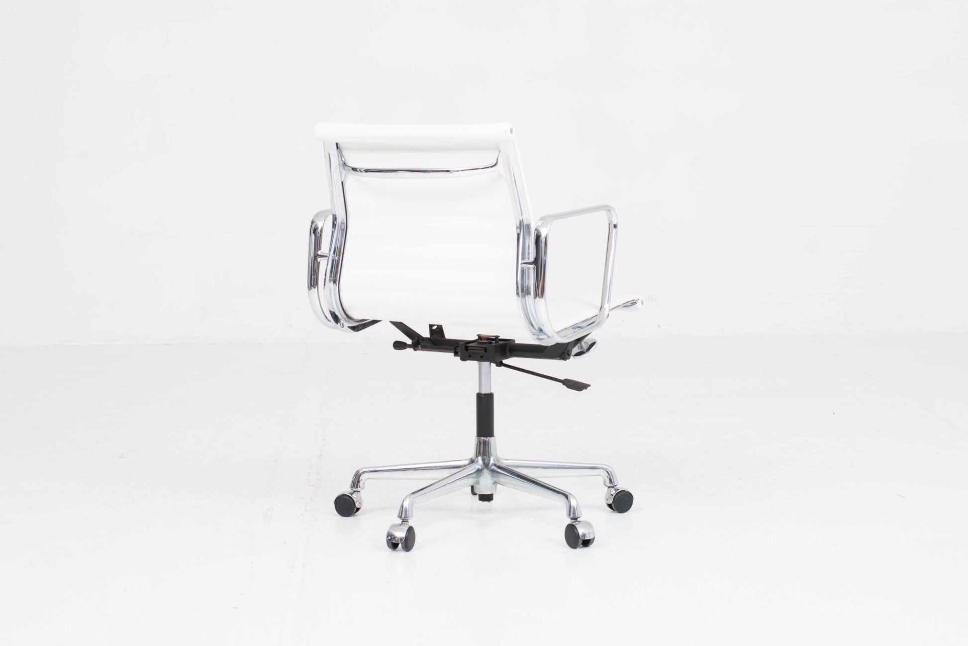 Vintage Bürostuhl "EA 117" von Eames für Vitra, weisses Leder