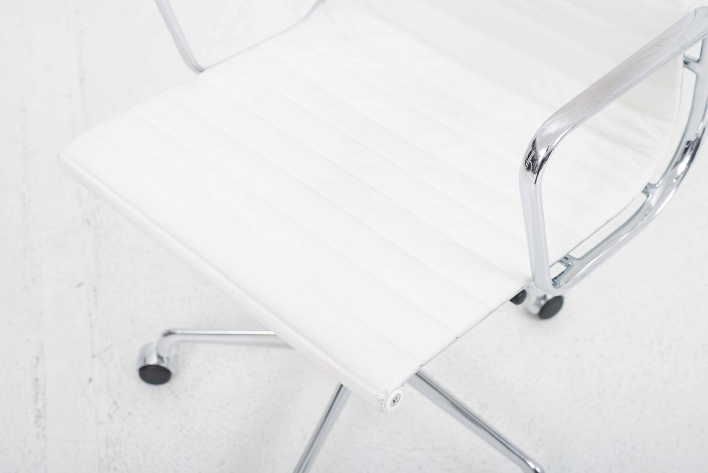 Vintage Bürostuhl "EA 117" von Eames für Vitra, weisses Leder