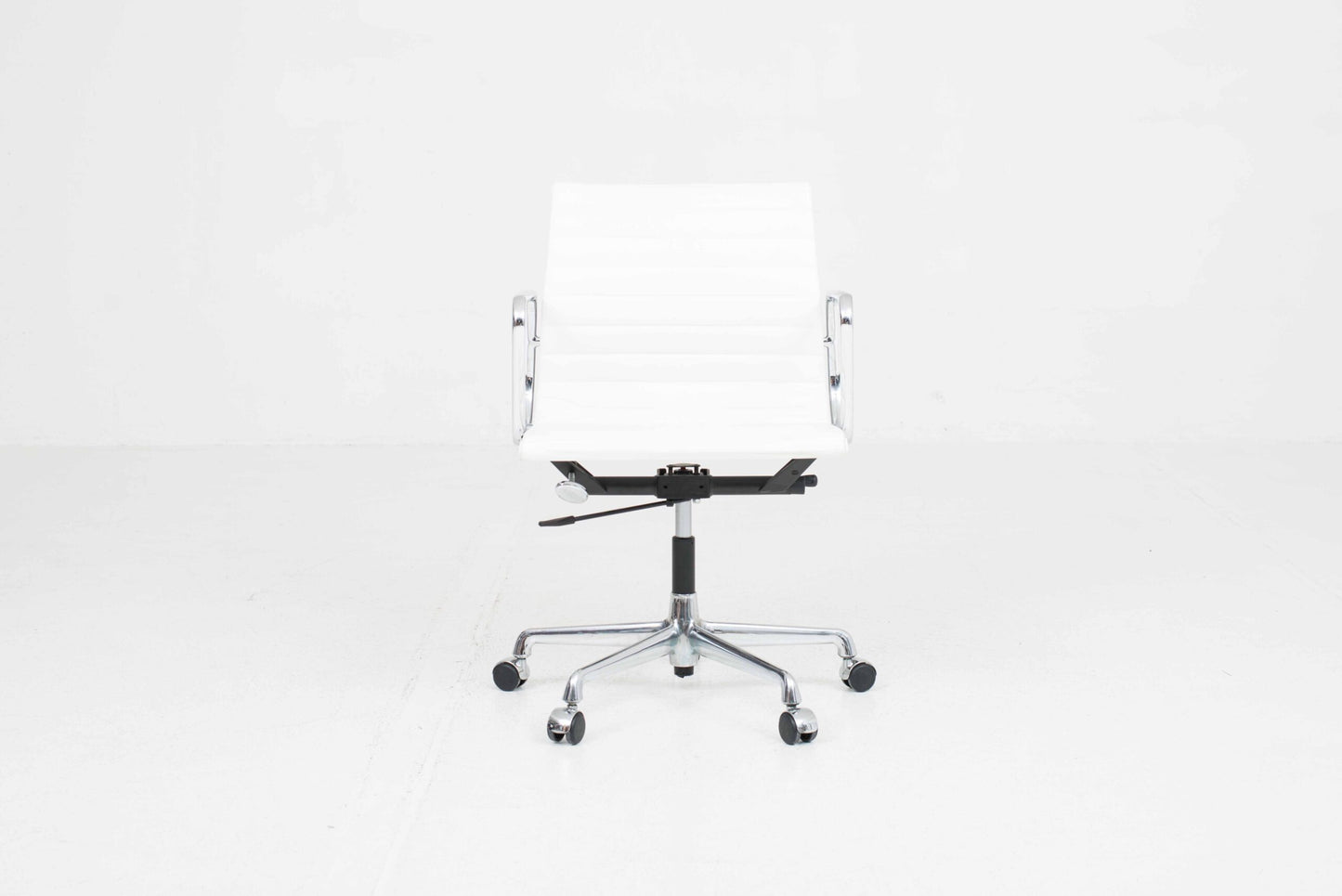 Vintage Bürostuhl "EA 117" von Eames für Vitra, weisses Leder