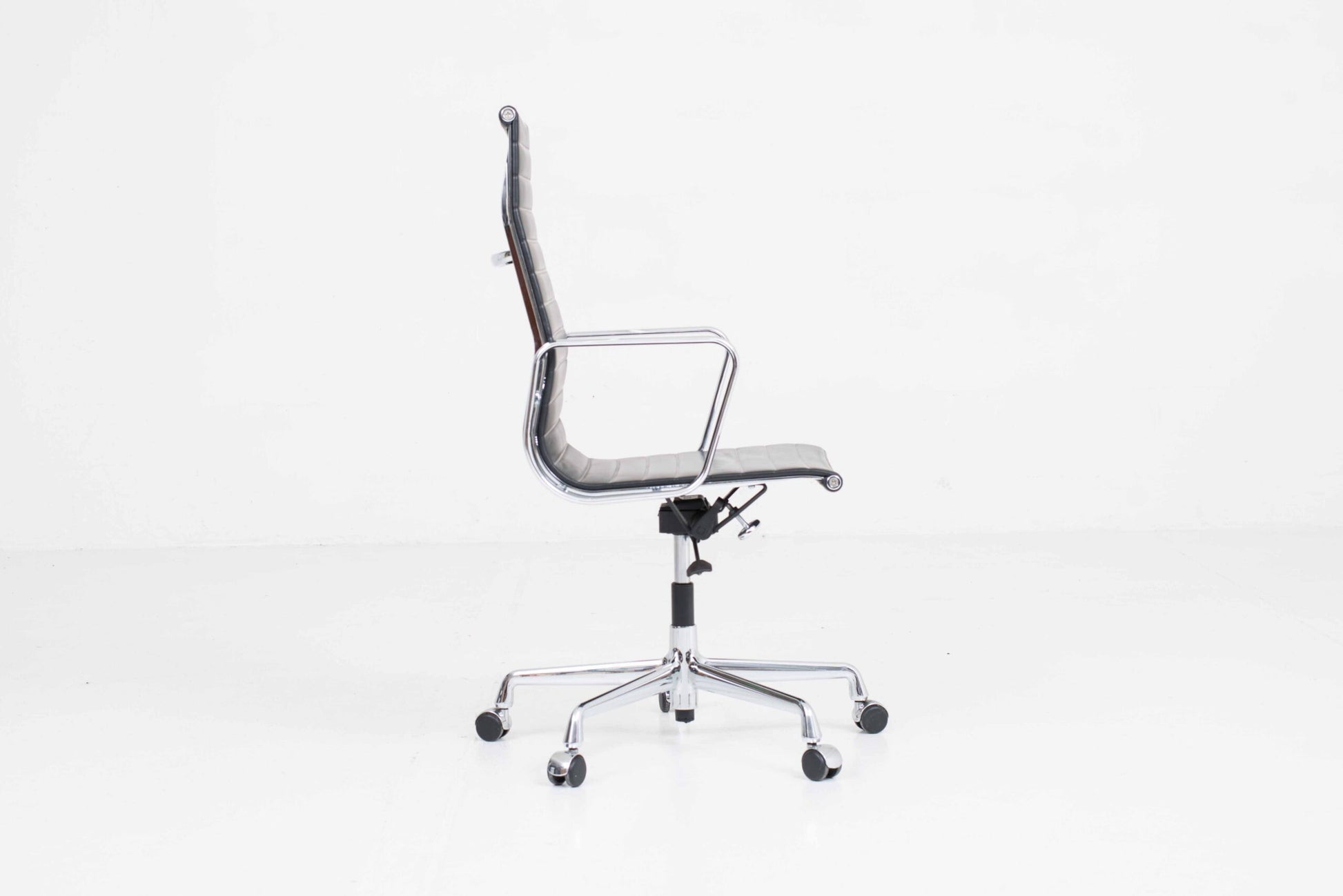 Vintage Bürostuhl EA 119 von Charles und Ray Eames für Vitra schwarz creme