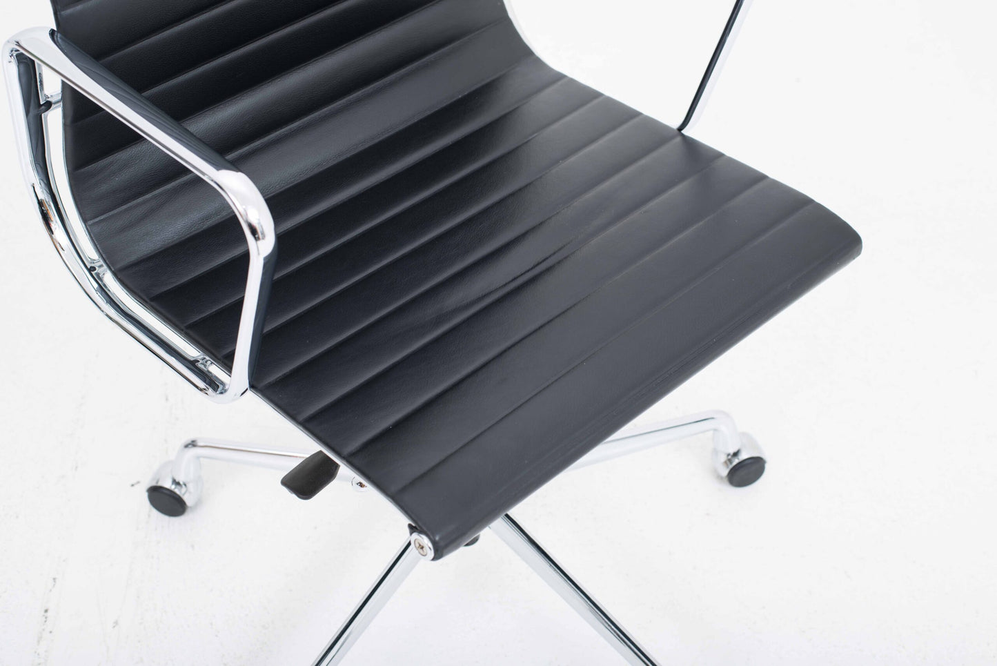 Vintage Bürostuhl EA 119 von Charles und Ray Eames für Vitra schwarz creme