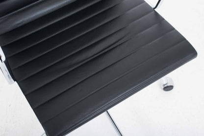Vintage Bürostuhl EA 119 von Charles und Ray Eames für Vitra schwarz creme
