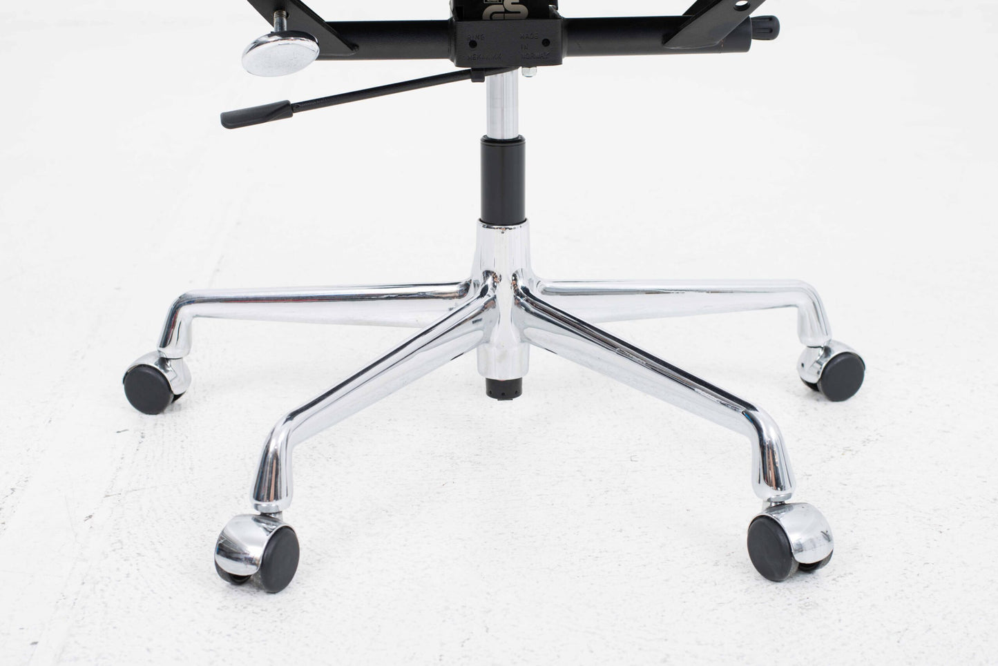 Vintage Bürostuhl EA 119 von Charles und Ray Eames für Vitra, schwarzes Leder