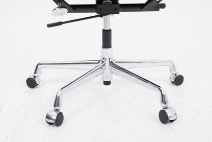 Vintage Bürostuhl EA 119 von Charles und Ray Eames für Vitra, schwarzes Leder