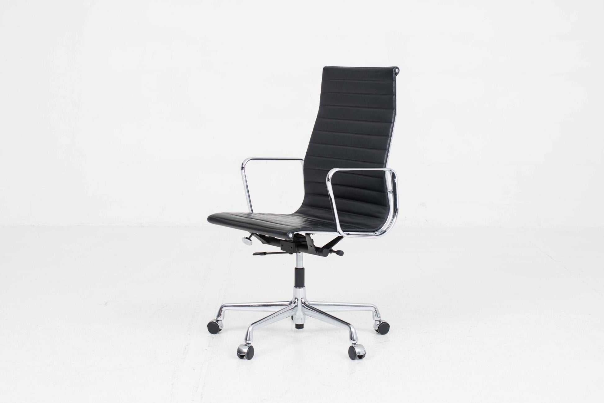 Vintage Bürostuhl EA 119 von Charles und Ray Eames für Vitra, schwarzes Leder