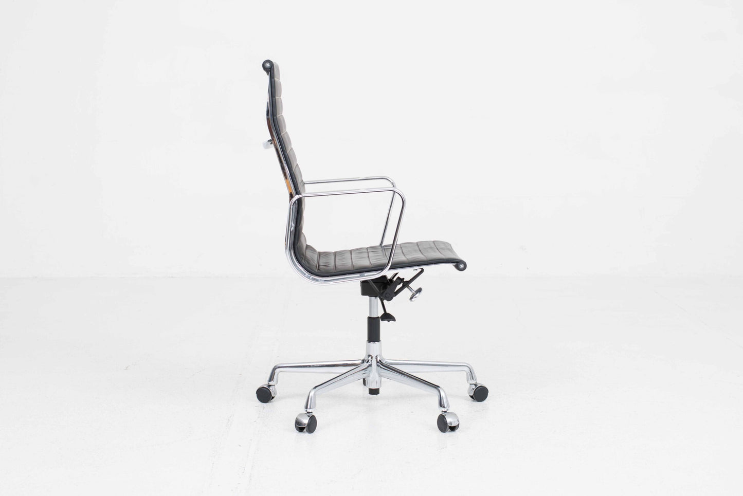 Vintage Bürostuhl EA 119 von Charles und Ray Eames für Vitra, schwarzes Leder