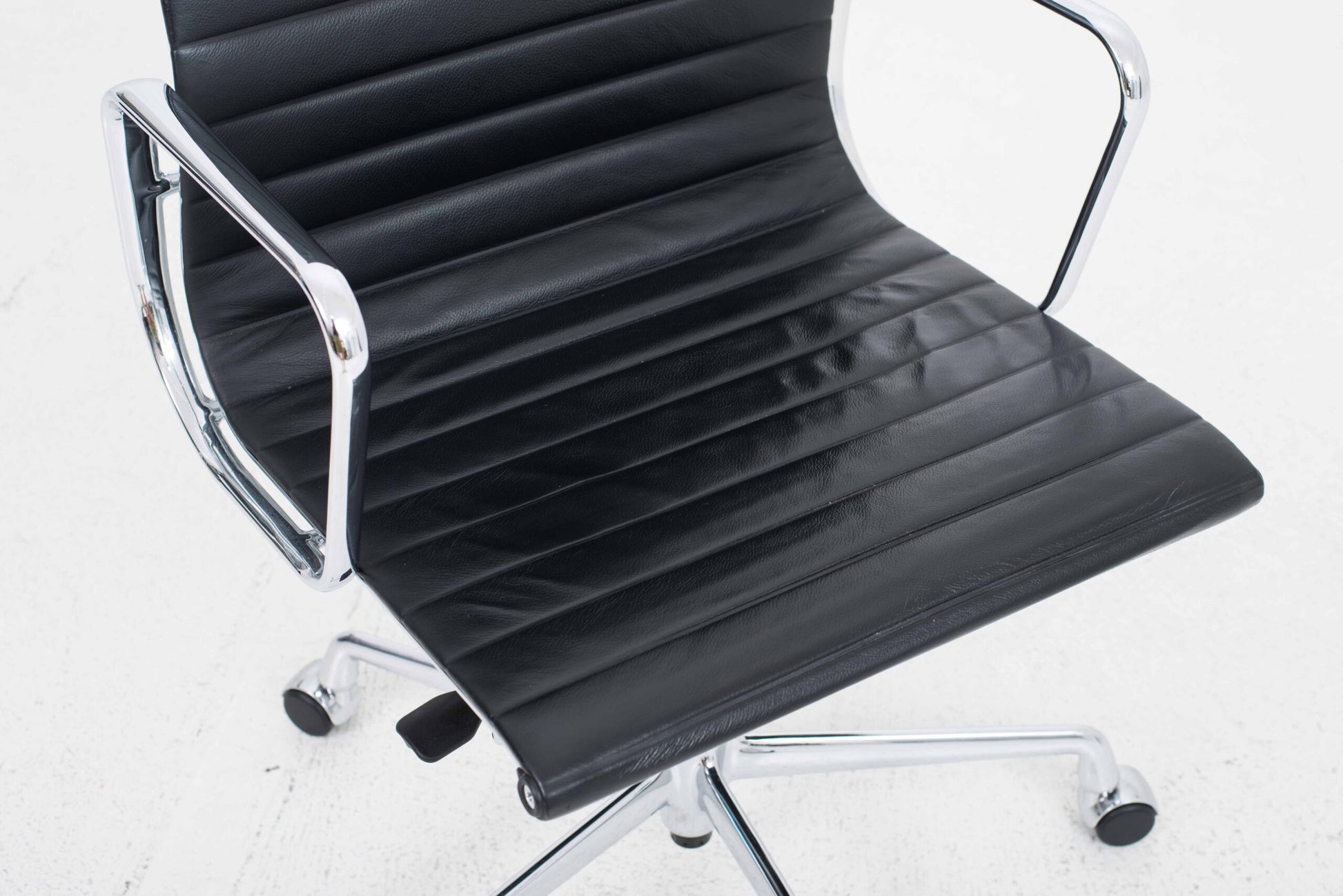 Vintage Bürostuhl EA 119 von Charles und Ray Eames für Vitra, schwarzes Leder