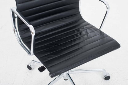Vintage Bürostuhl EA 119 von Charles und Ray Eames für Vitra, schwarzes Leder