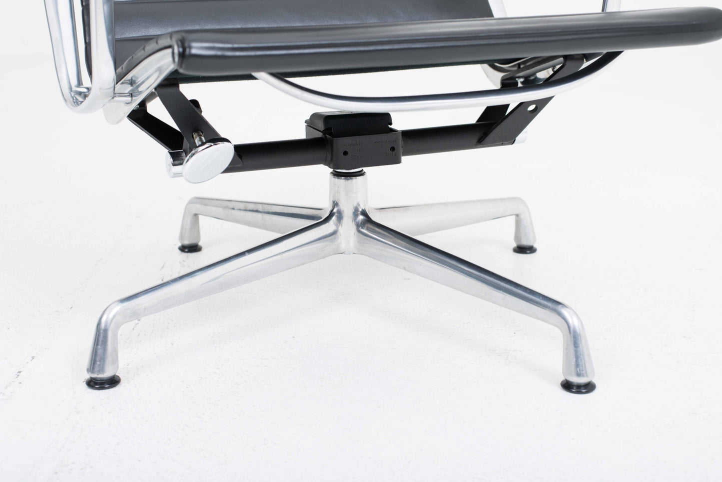 Vintage Sessel EA 124 von Charles und Ray Eames für Vitra, schwarz