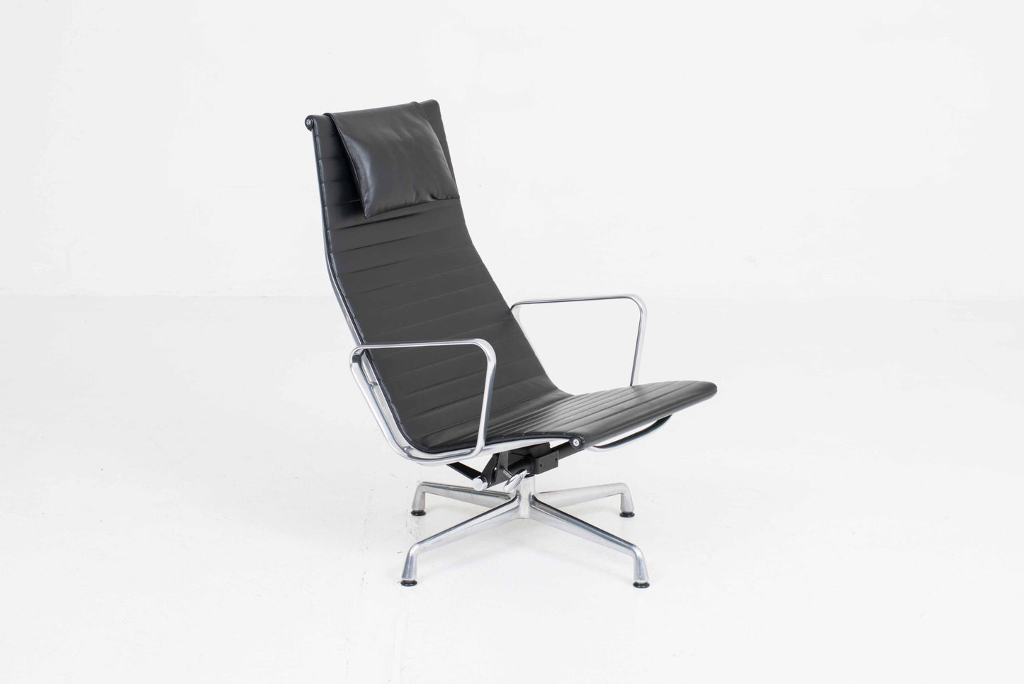 Vintage Sessel EA 124 von Charles und Ray Eames für Vitra, schwarz