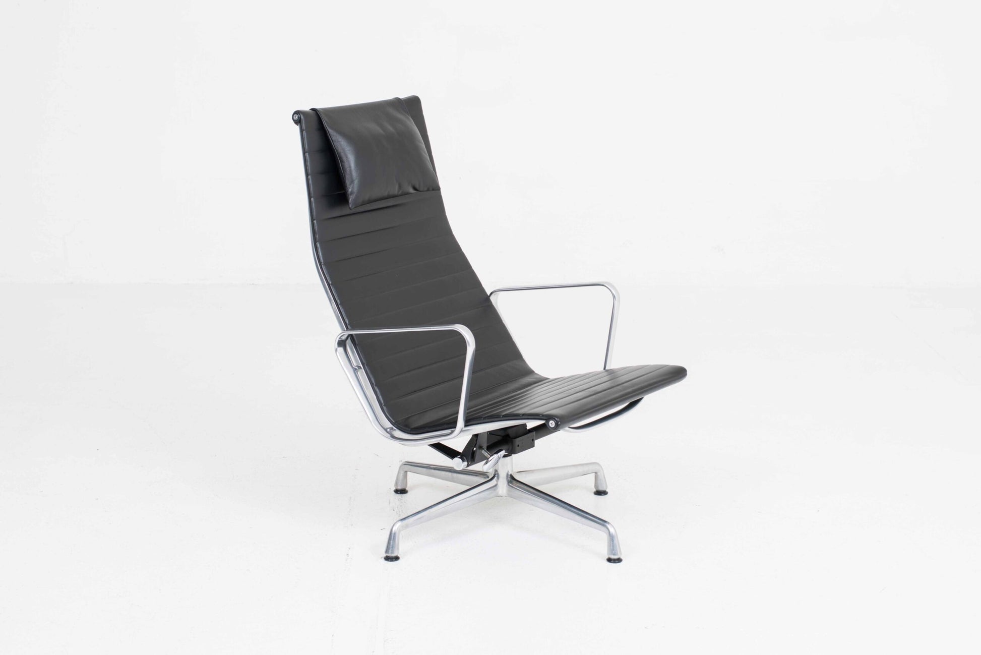 Vintage Sessel EA 124 von Charles und Ray Eames für Vitra, schwarz