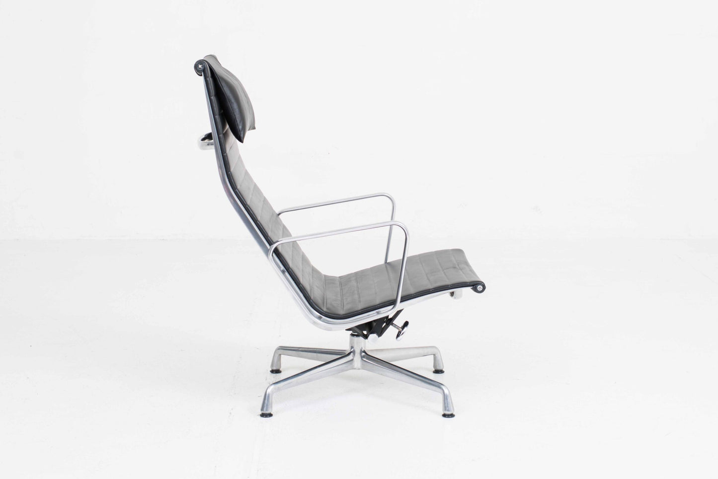 Vintage Sessel EA 124 von Charles und Ray Eames für Vitra, schwarz