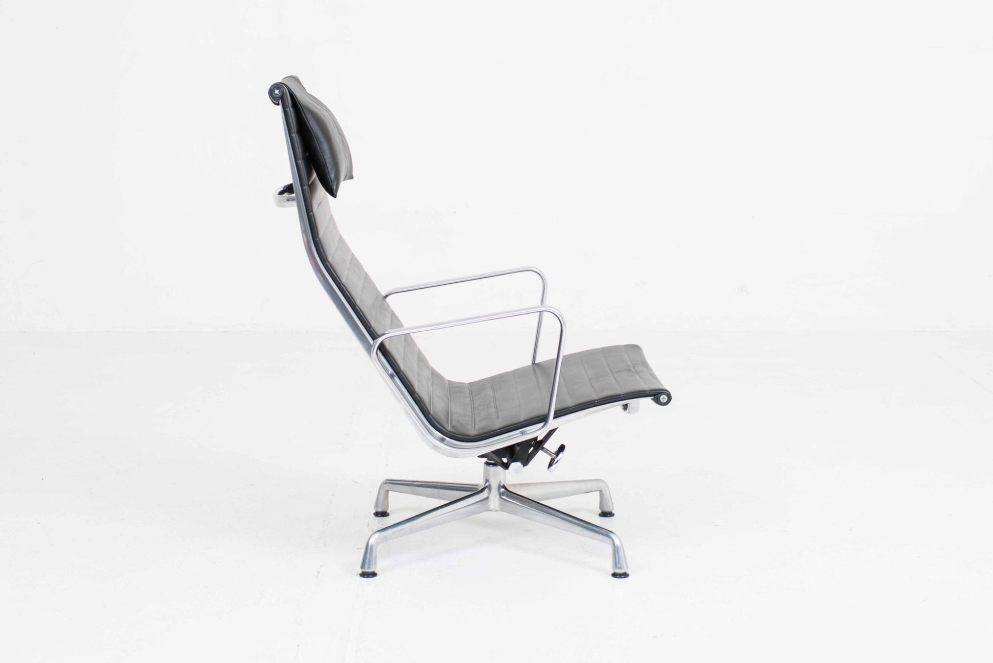 Vintage Sessel EA 124 von Charles und Ray Eames für Vitra, schwarz