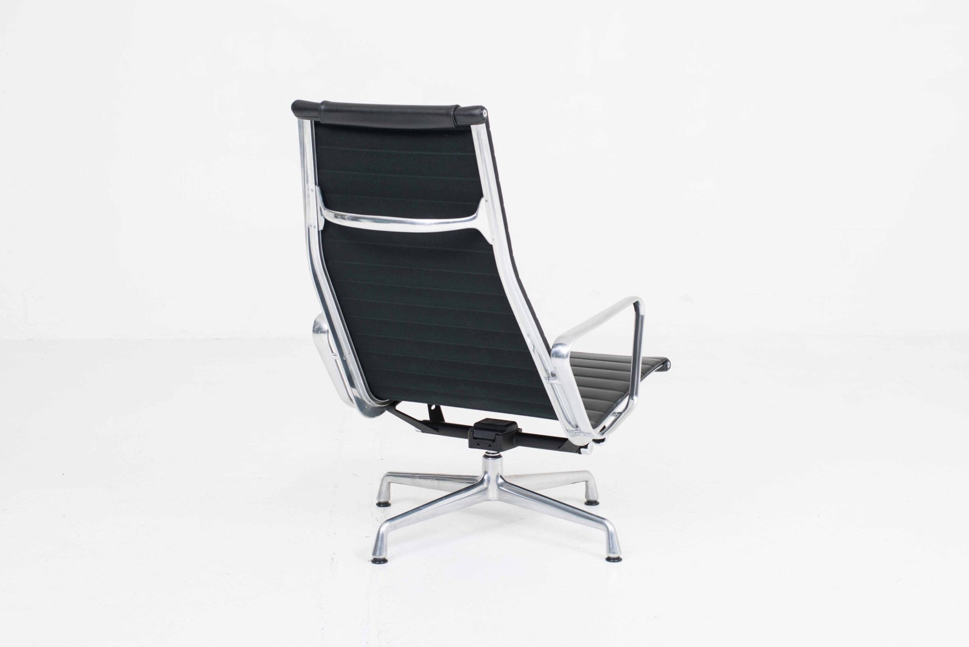 Vintage Sessel EA 124 von Charles und Ray Eames für Vitra, schwarz
