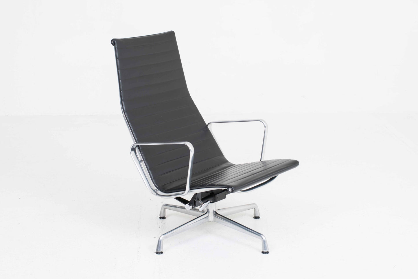 Vintage Sessel EA 124 von Charles und Ray Eames für Vitra, schwarz