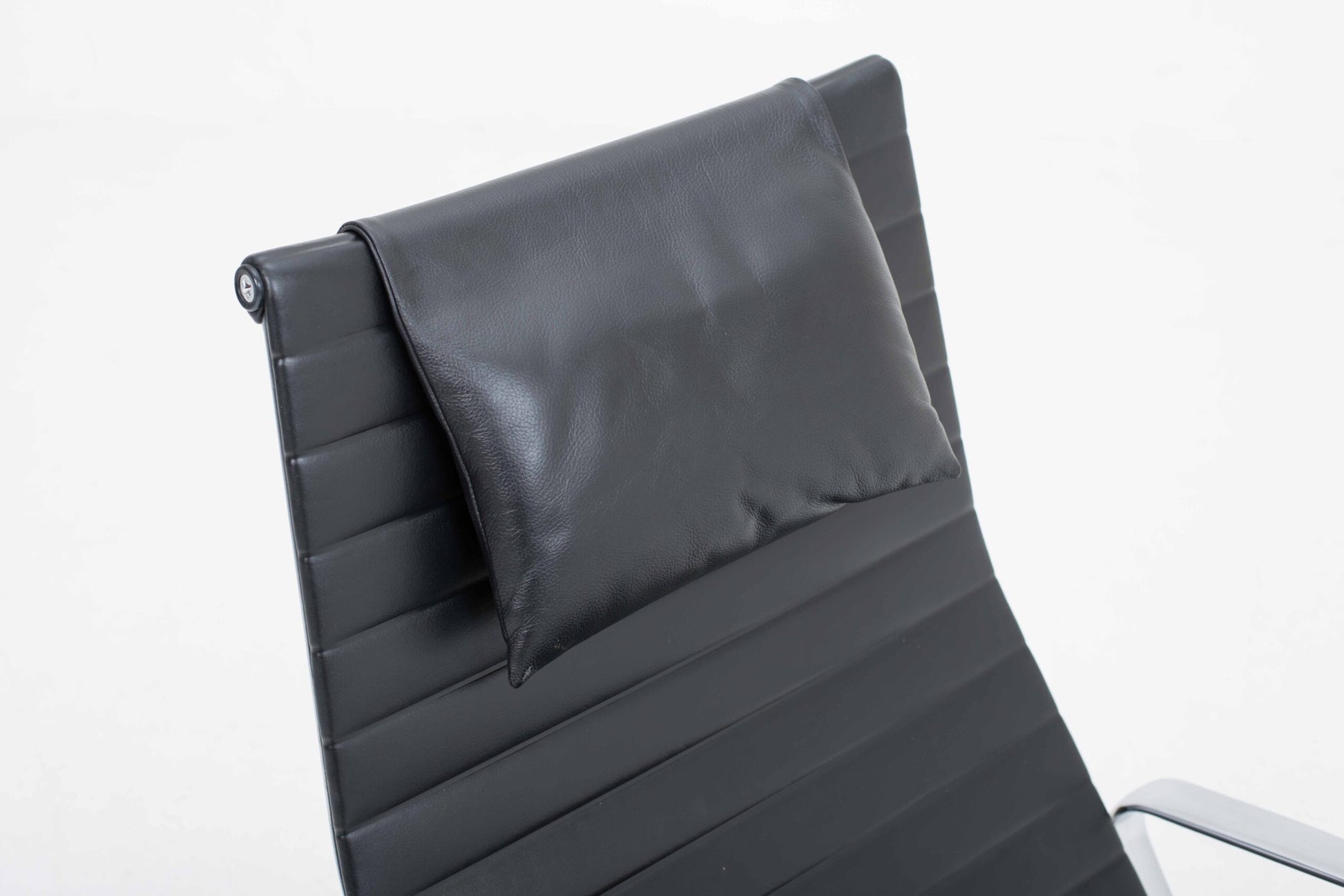 Vintage Sessel EA 124 von Charles und Ray Eames für Vitra, schwarz