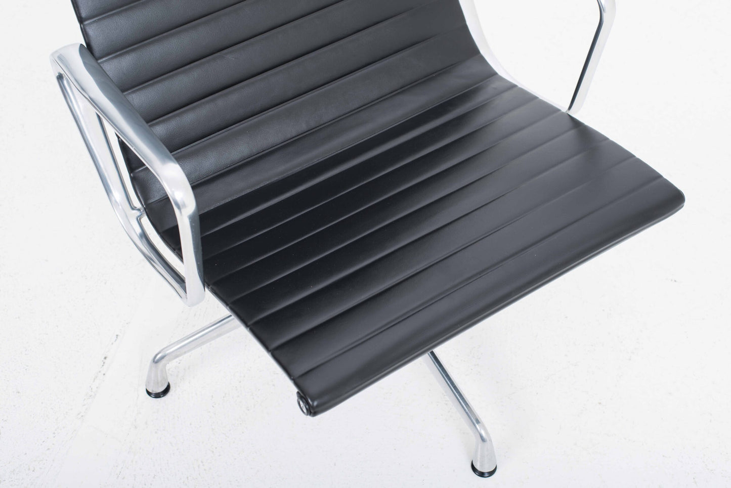 Vintage Sessel EA 124 von Charles und Ray Eames für Vitra, schwarz