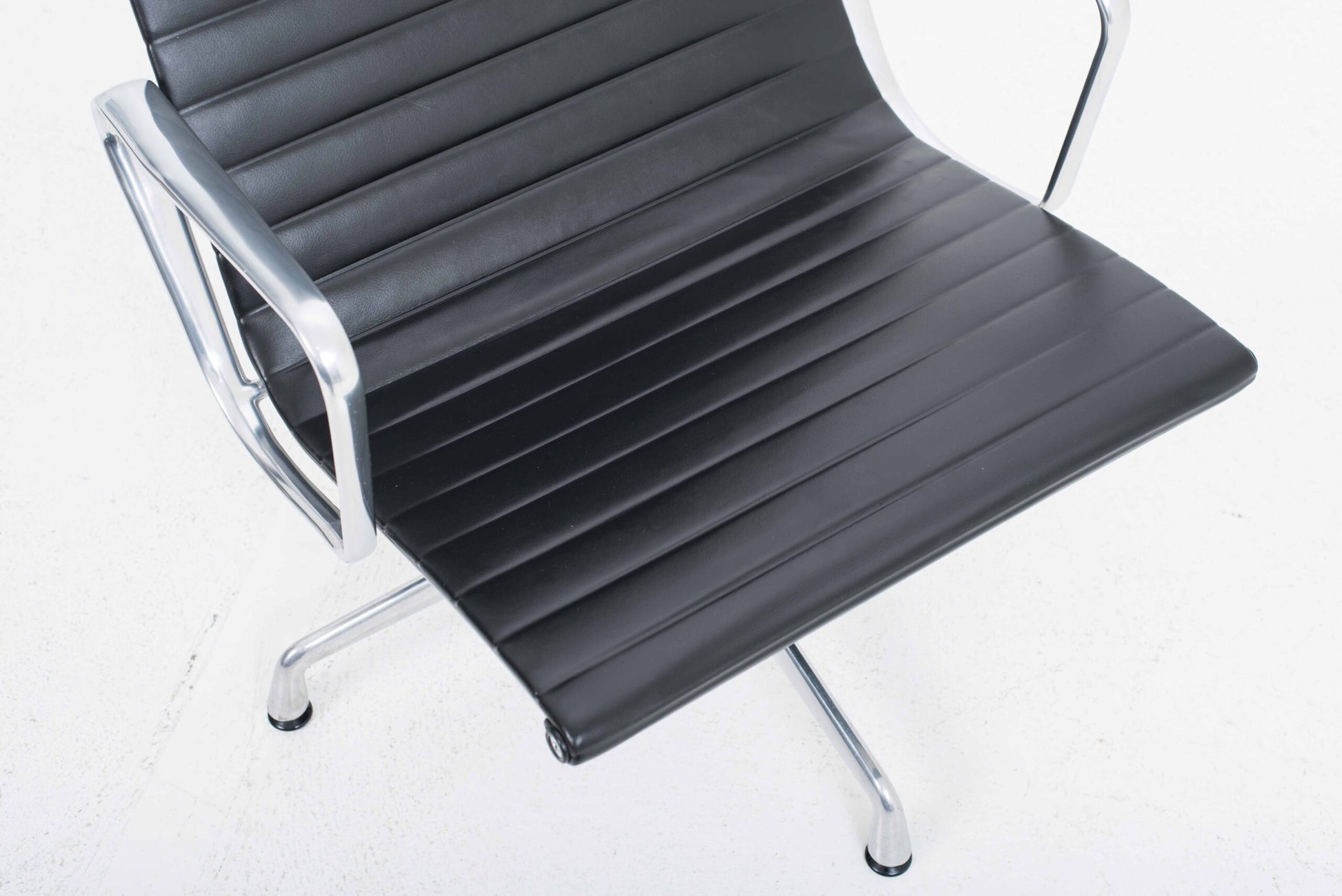 Vintage Sessel EA 124 von Charles und Ray Eames für Vitra, schwarz
