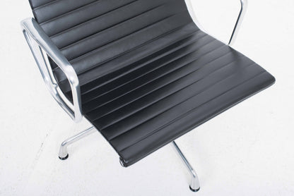 Vintage Sessel EA 124 von Charles und Ray Eames für Vitra, schwarz