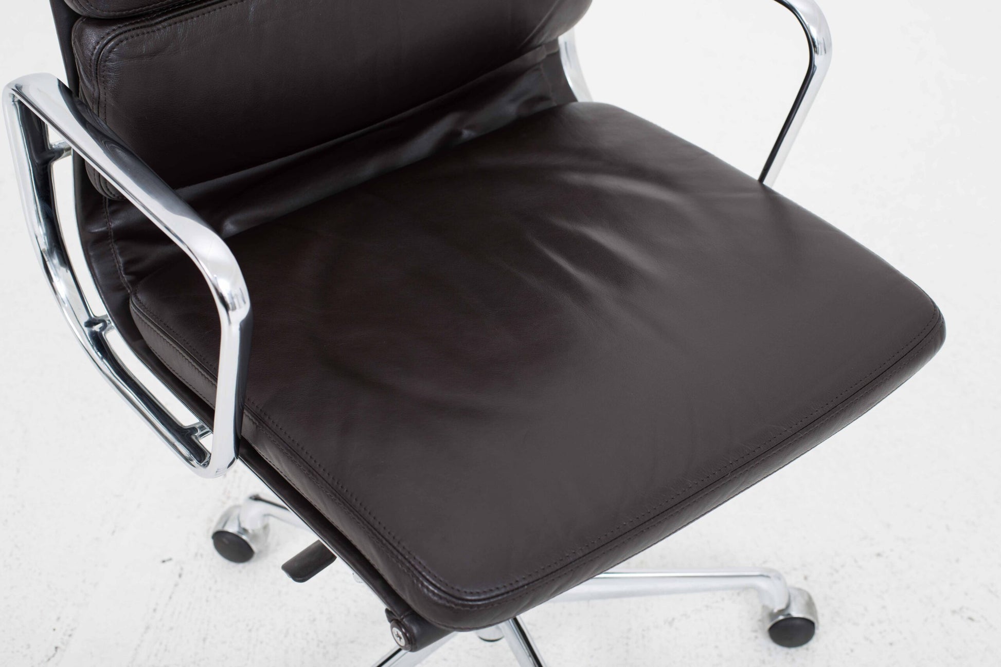 Vintage Bürostuhl EA 217 von Eames für Vitra, dunkelbraunes Leder