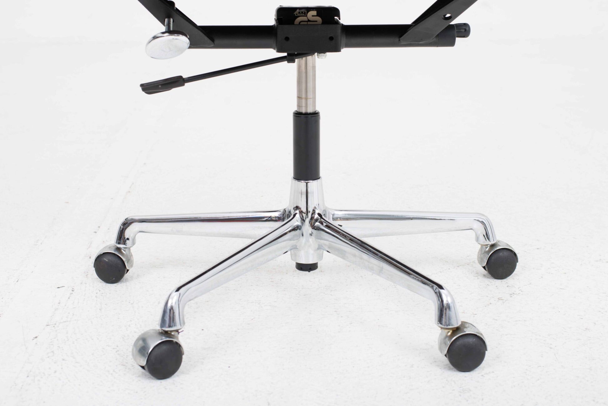 Vintage Bürostuhl EA 217 von Eames für Vitra, dunkelbraunes Leder