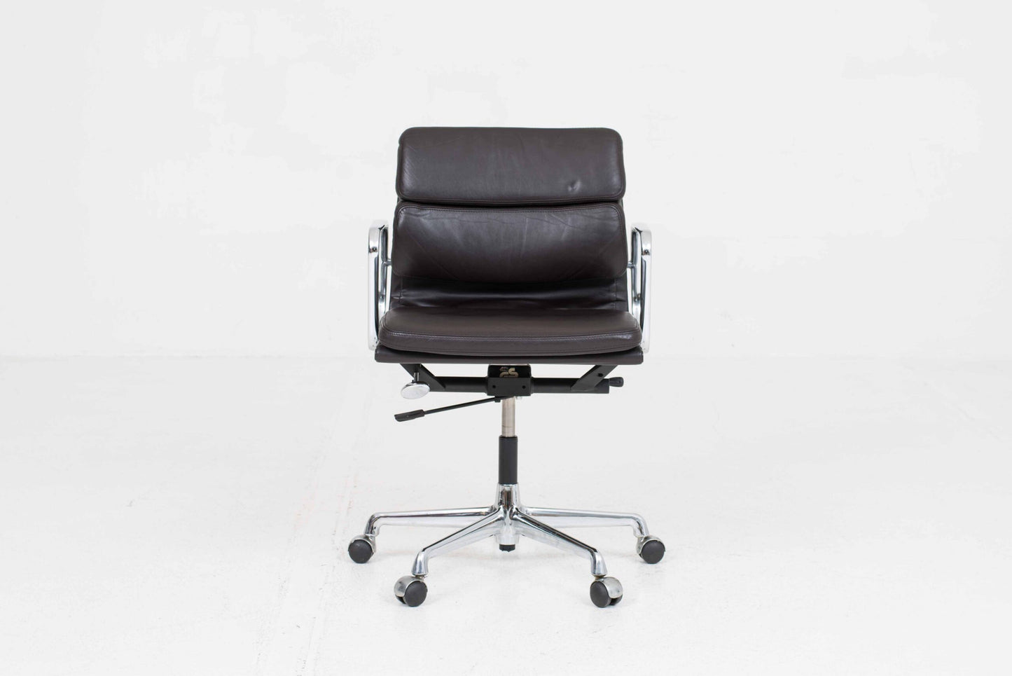 Vintage Bürostuhl EA 217 von Eames für Vitra, dunkelbraunes Leder