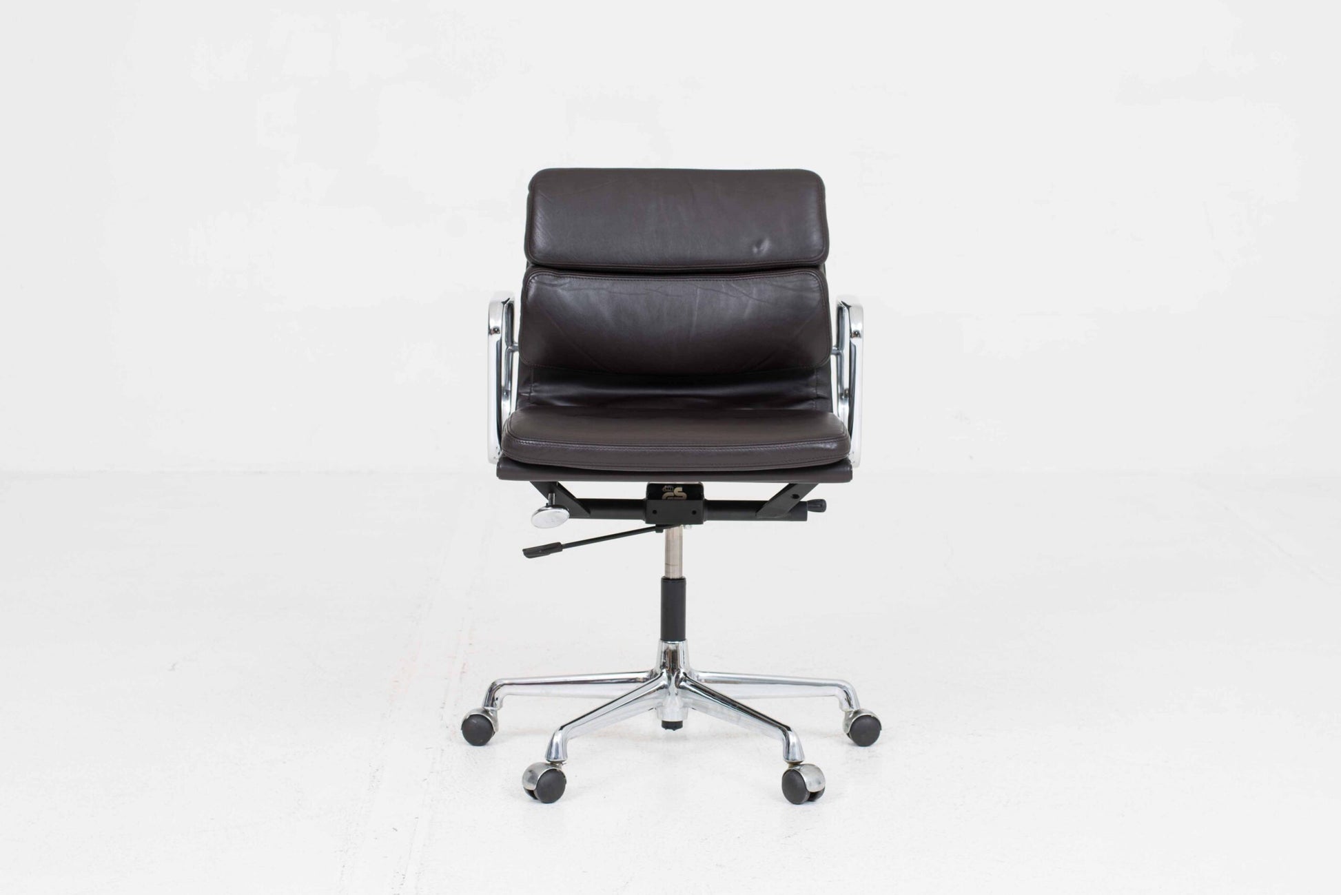 Vintage Bürostuhl EA 217 von Eames für Vitra, dunkelbraunes Leder