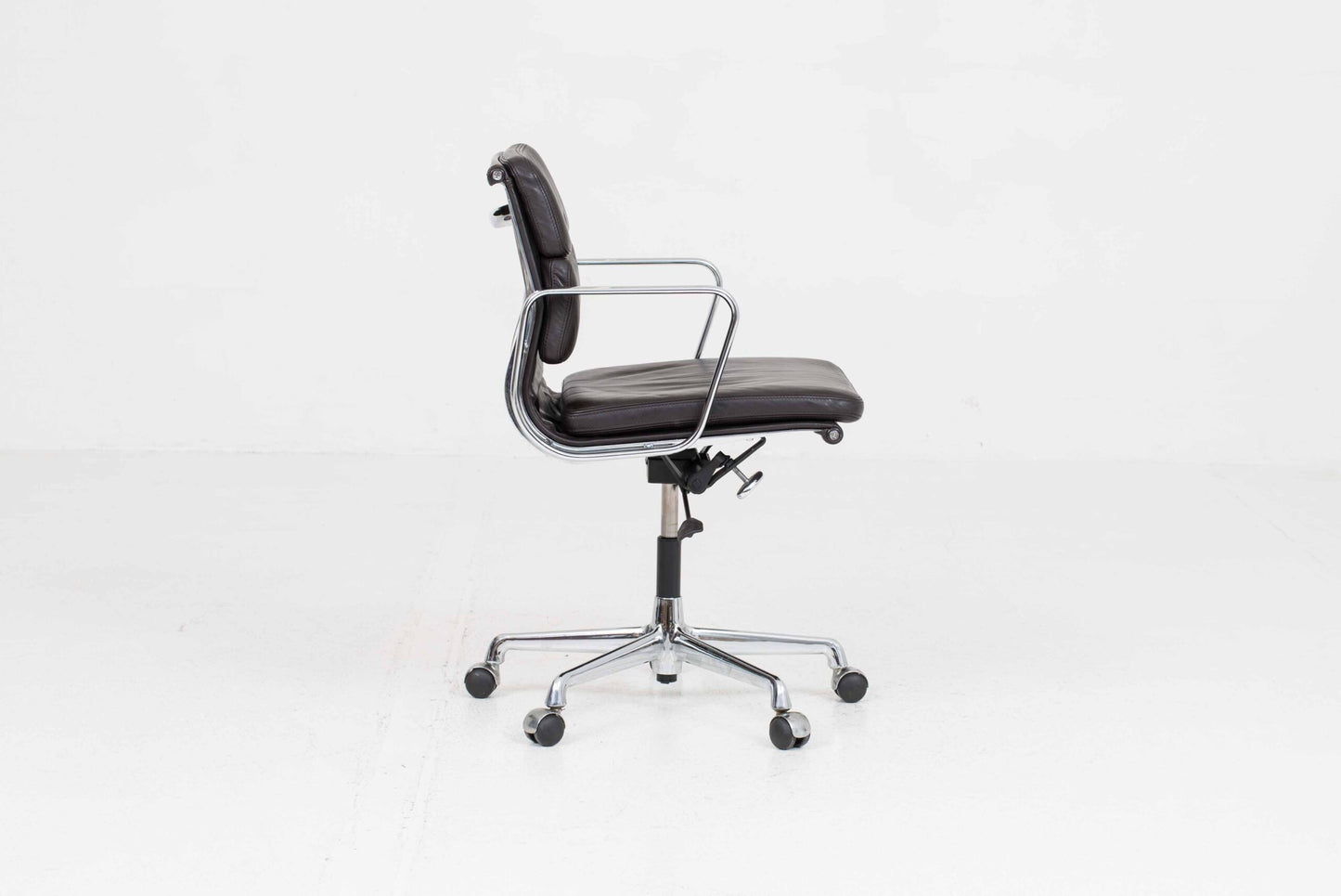 Vintage Bürostuhl EA 217 von Eames für Vitra, dunkelbraunes Leder