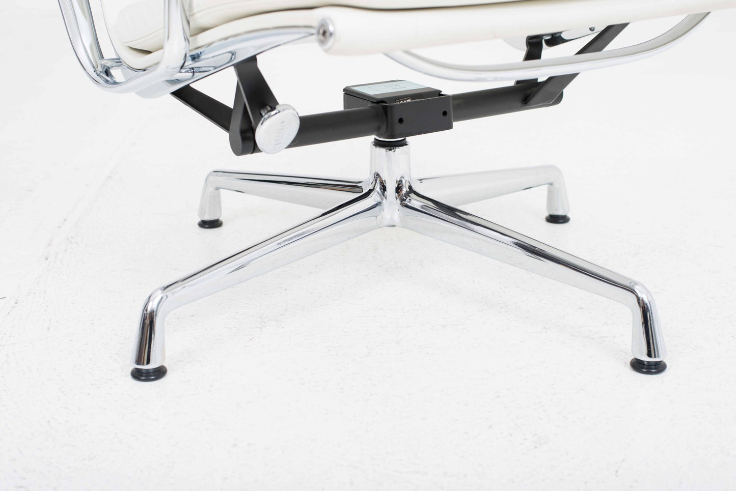 Vintage Sessel EA 222 Soft Pad von Charles und Ray Eames für Vitra