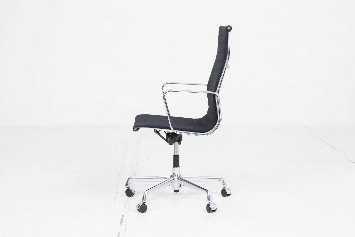 Chaise de bureau Vitra EA 119 de Charles et Ray Eames en hopsack noir