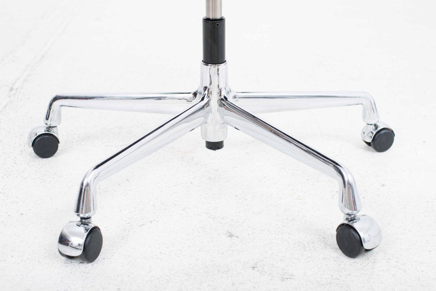 Chaise de bureau Vitra EA 119 de Charles et Ray Eames en hopsack noir