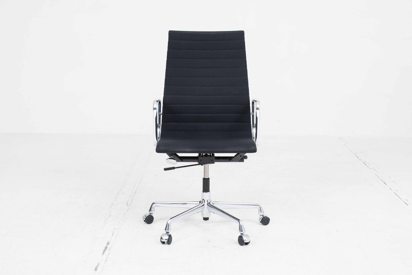 Chaise de bureau Vitra EA 119 de Charles et Ray Eames en hopsack noir