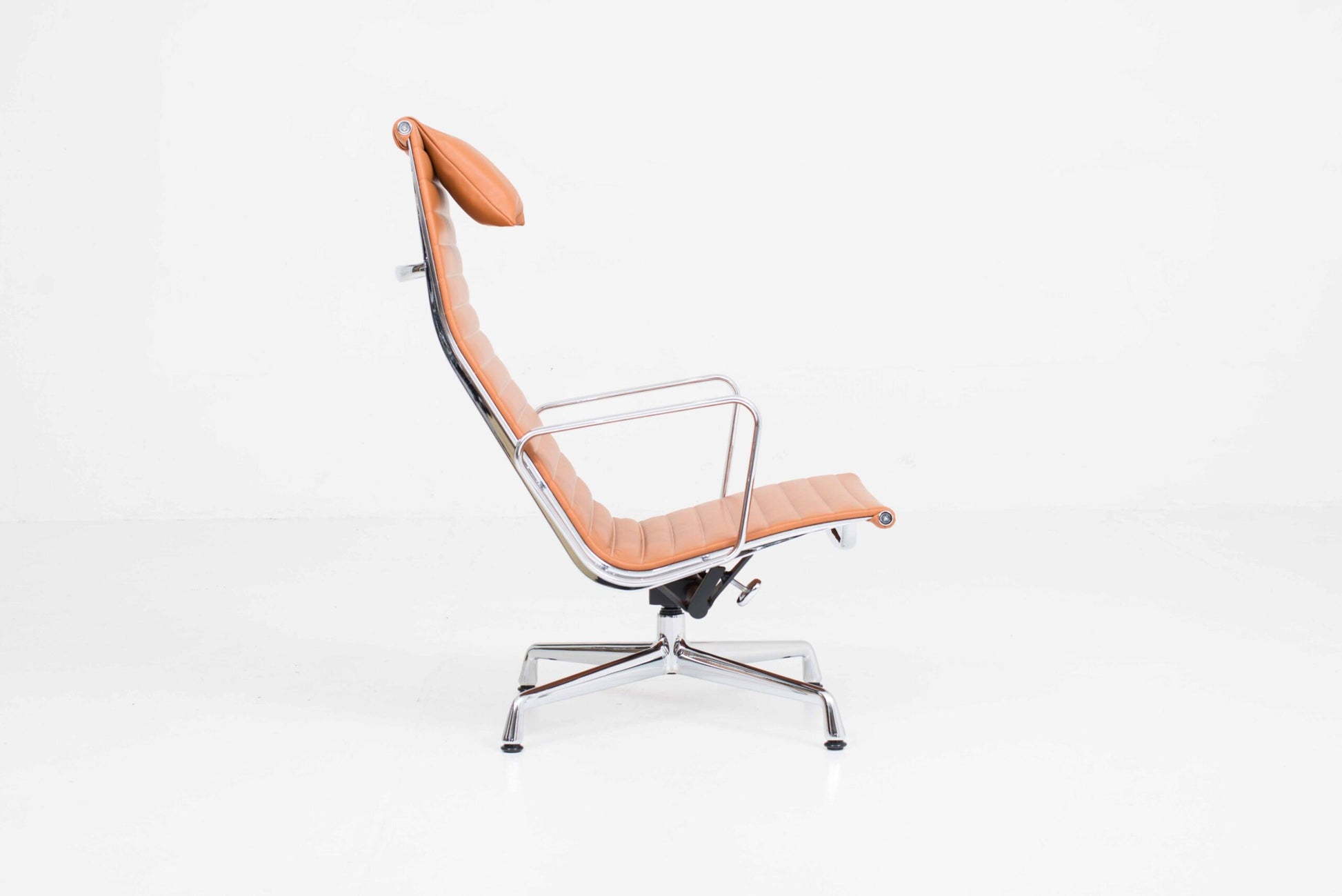 Vintage Sessel EA 124 von Charles und Ray Eames für Vitra
