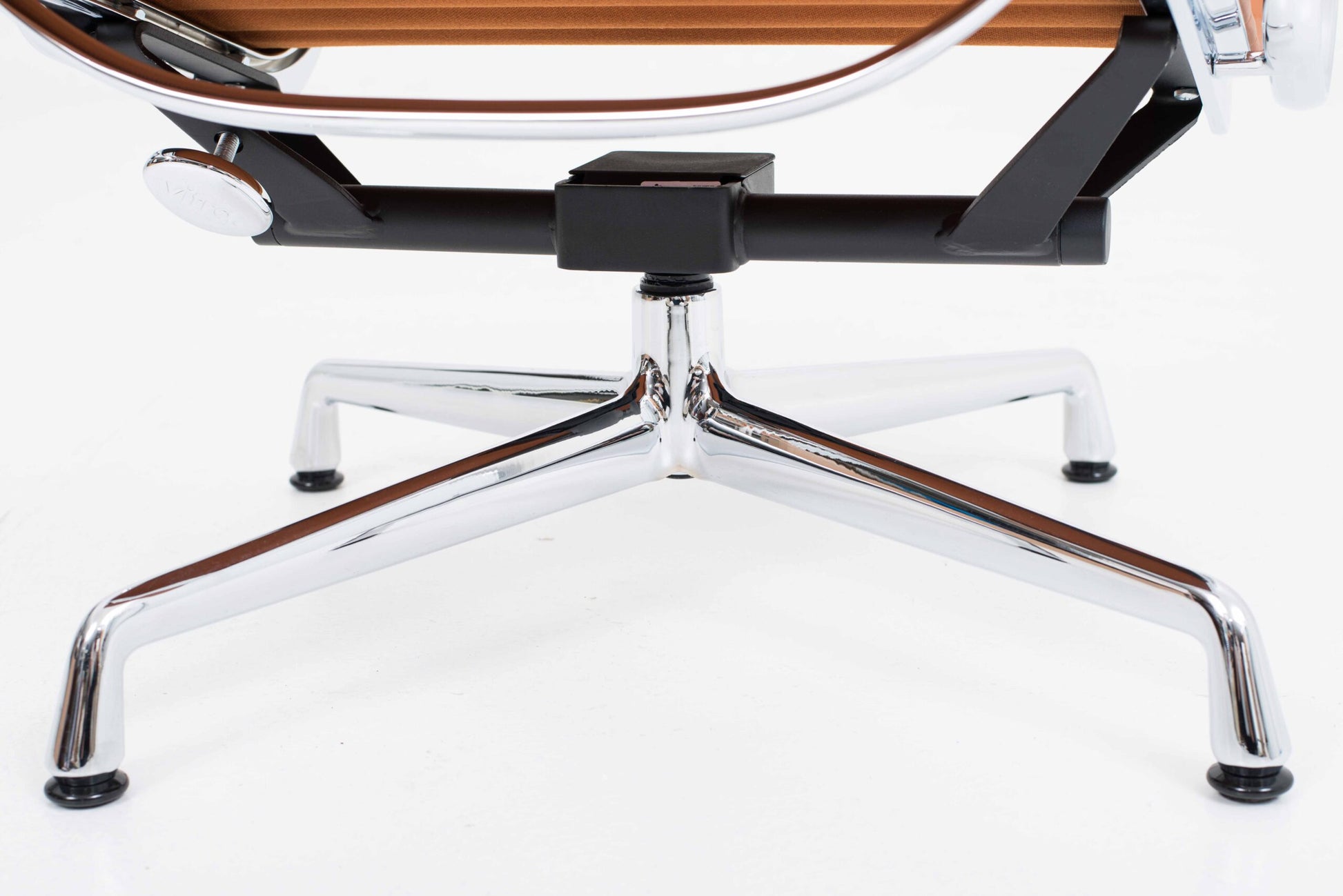 Vintage Sessel EA 124 von Charles und Ray Eames für Vitra