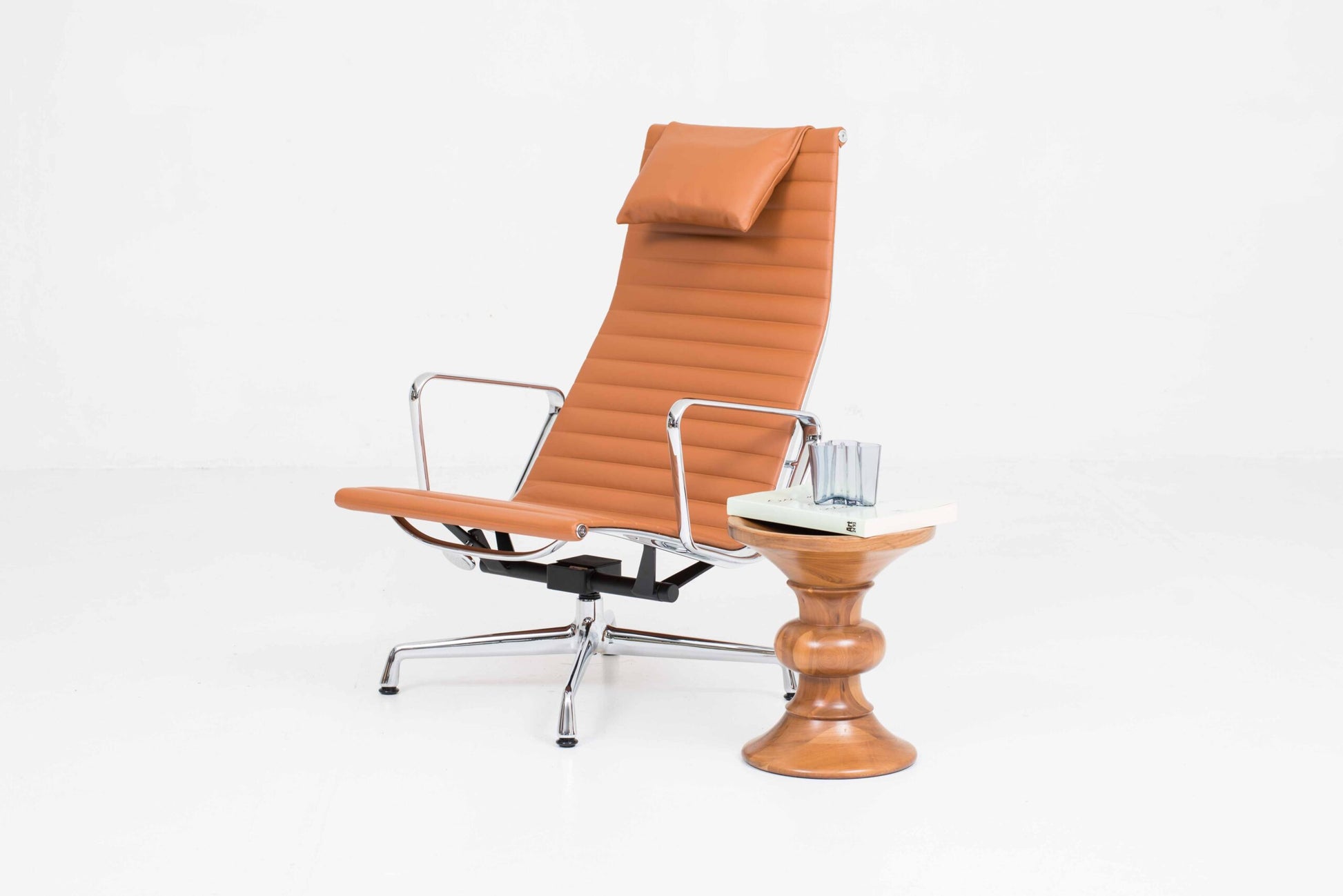 Vintage Sessel EA 124 von Charles und Ray Eames für Vitra