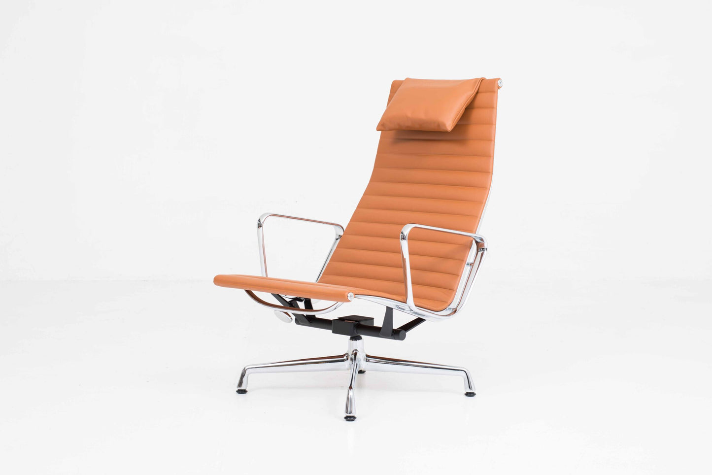 Vintage Sessel EA 124 von Charles und Ray Eames für Vitra