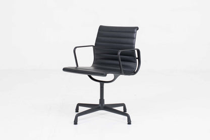 Vintage Stuhl EA 104 von Charles und Ray Eames für Vitra