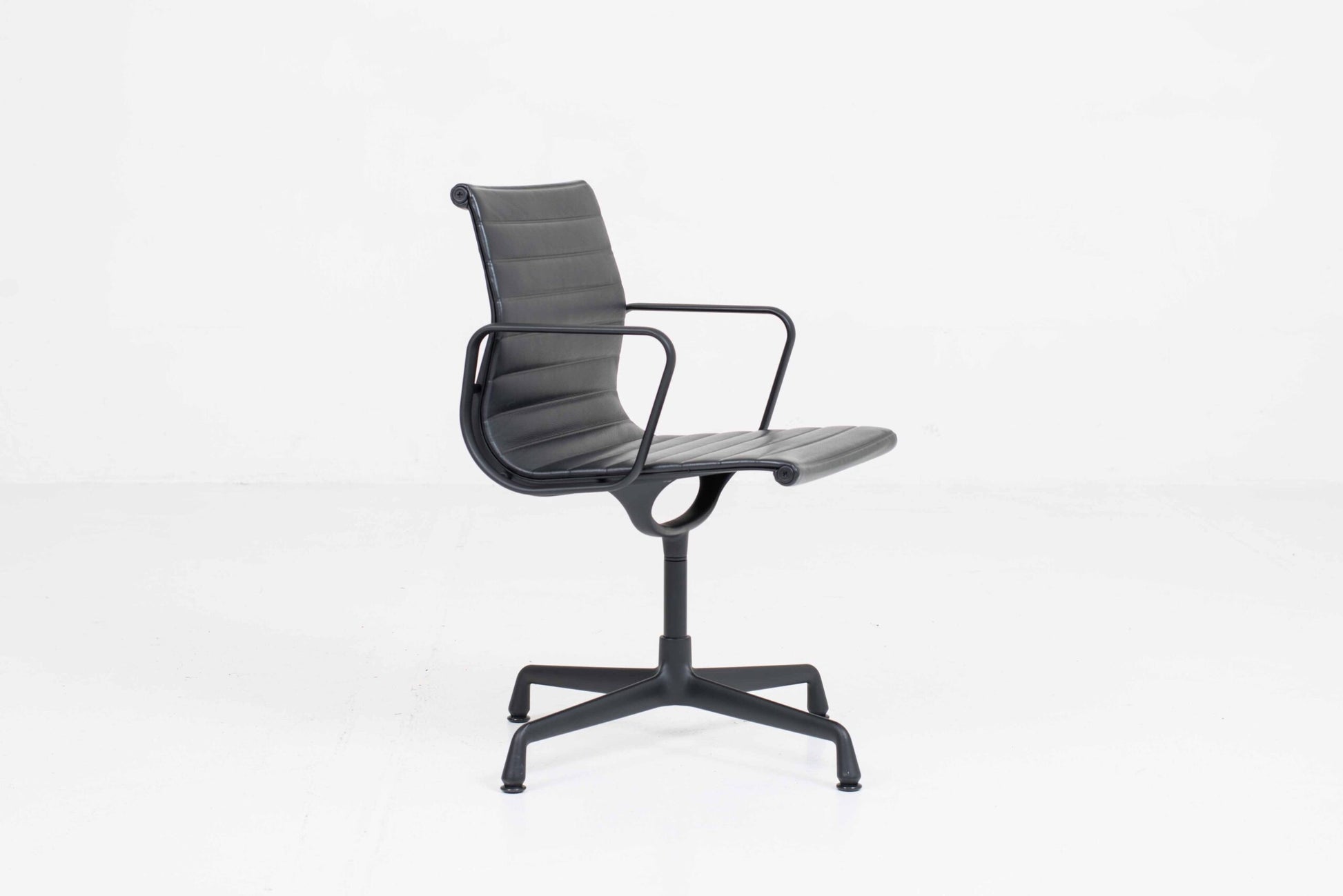 Vintage Stuhl EA 104 von Charles und Ray Eames für Vitra