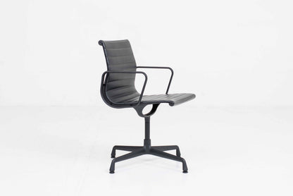 Vintage Stuhl EA 104 von Charles und Ray Eames für Vitra