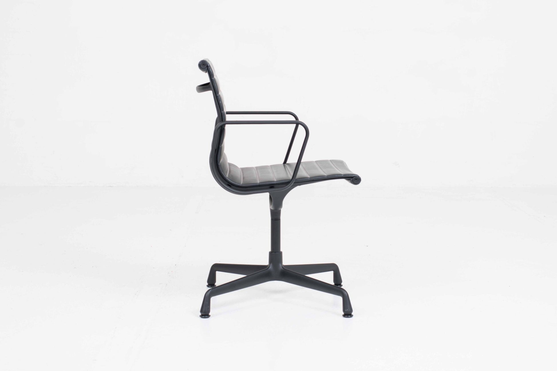 Vintage Stuhl EA 104 von Charles und Ray Eames für Vitra