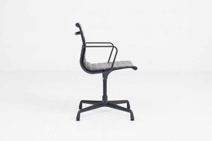 Vintage Stuhl EA 104 von Charles und Ray Eames für Vitra
