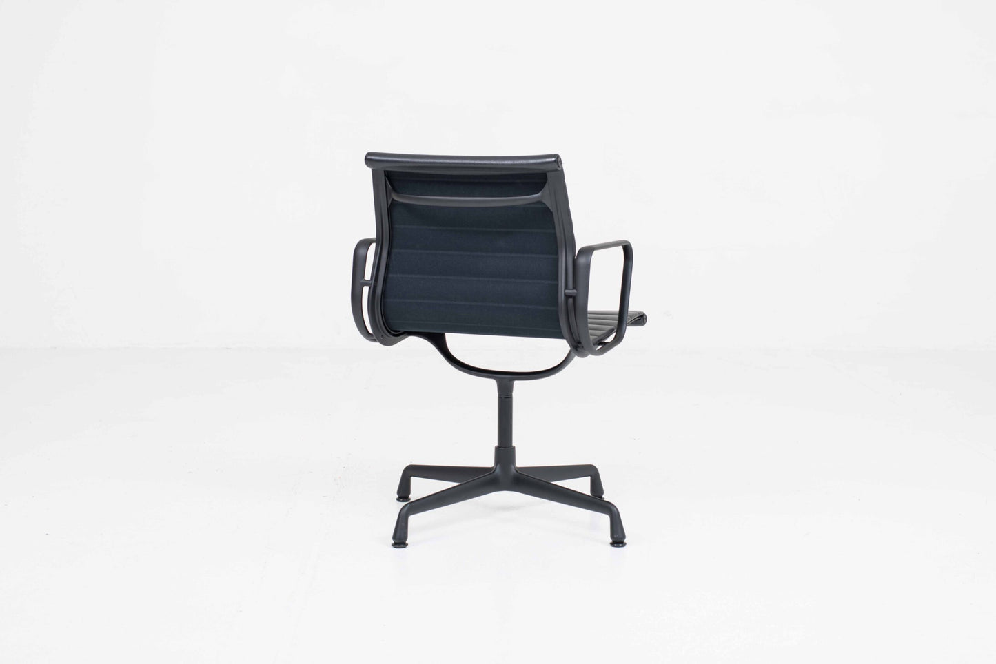 Vintage Stuhl EA 104 von Charles und Ray Eames für Vitra