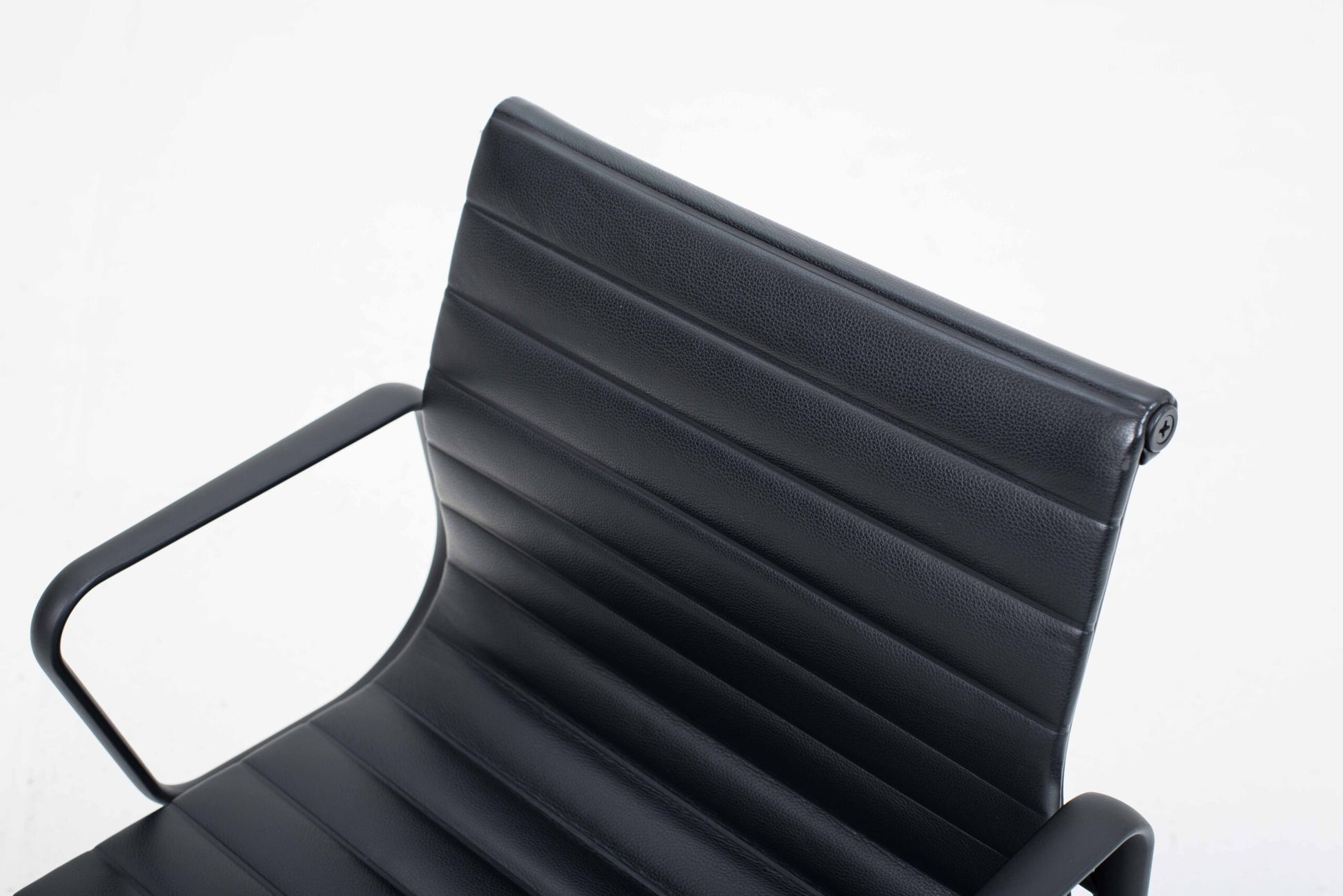 Vintage Stuhl EA 104 von Charles und Ray Eames für Vitra