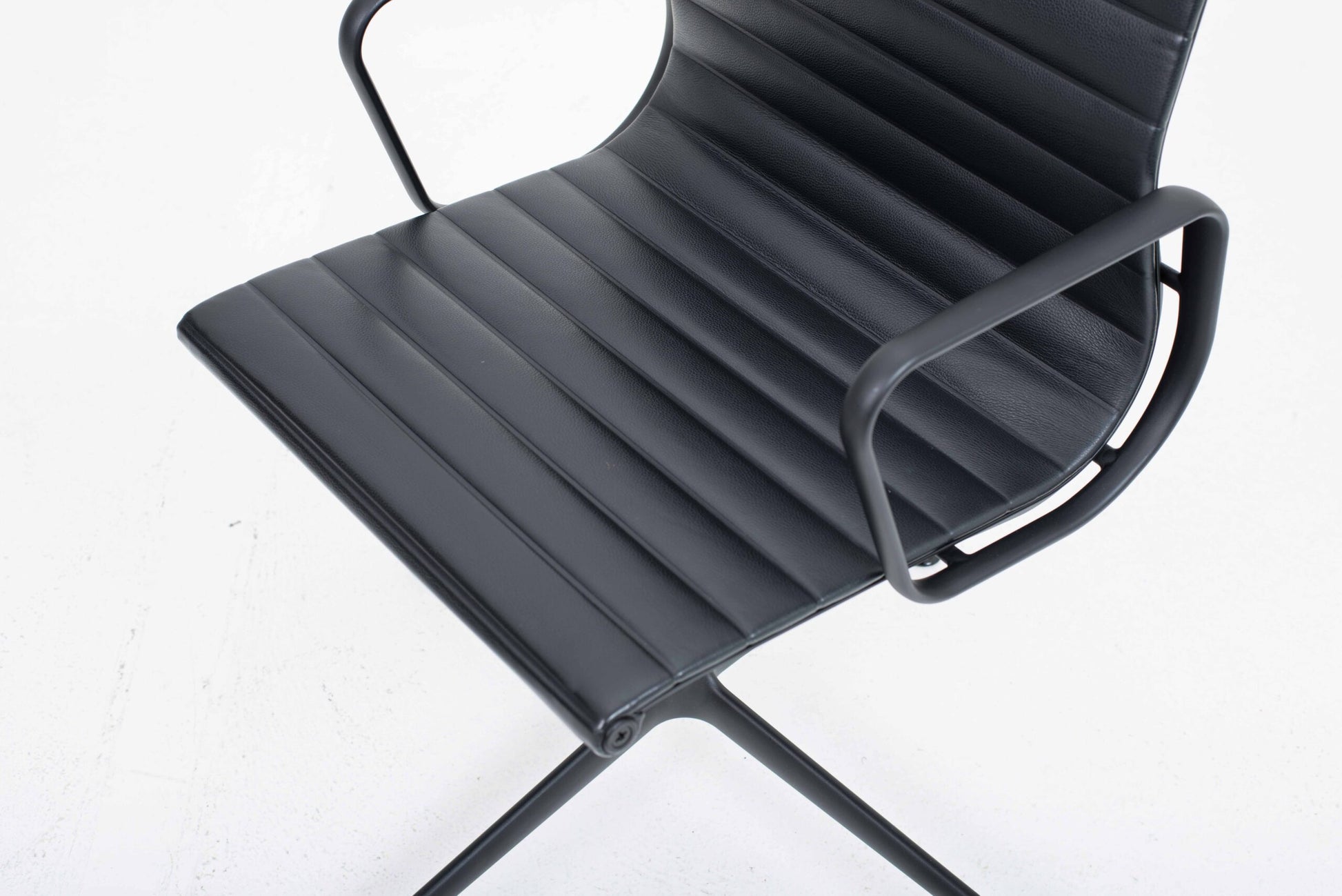 Vintage Stuhl EA 104 von Charles und Ray Eames für Vitra