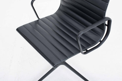 Vintage Stuhl EA 104 von Charles und Ray Eames für Vitra