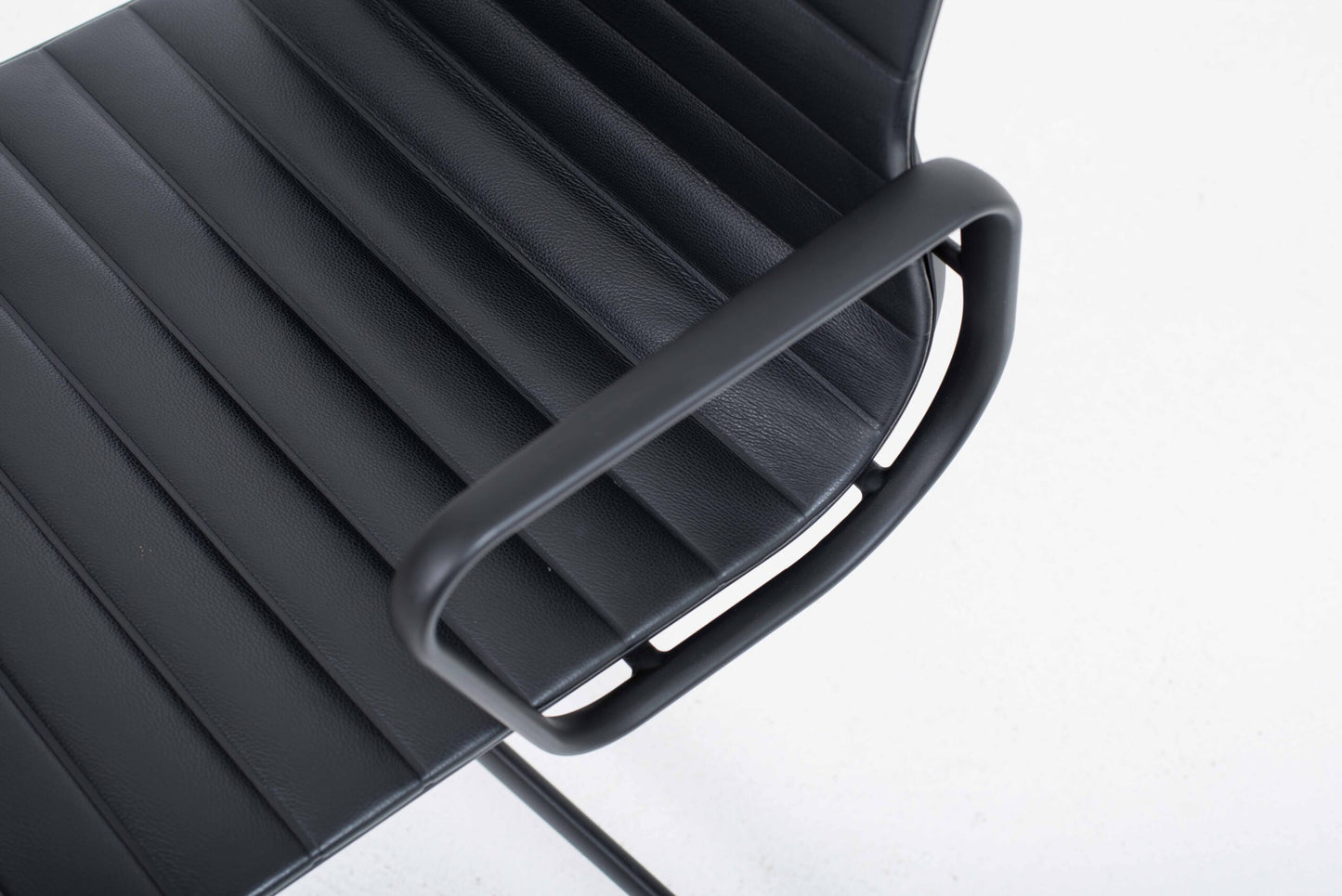 Vintage Stuhl EA 104 von Charles und Ray Eames für Vitra